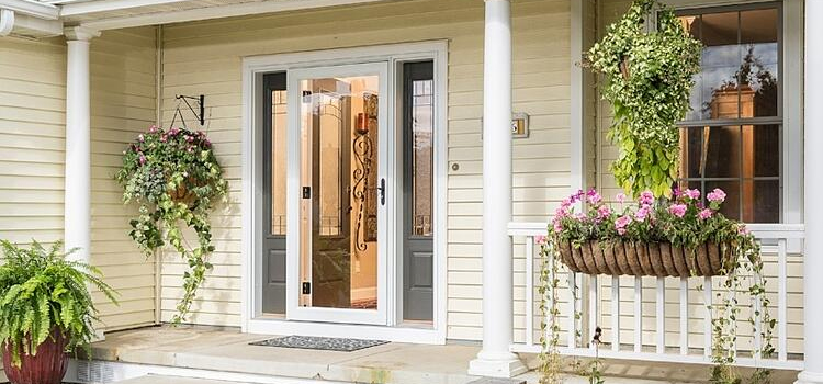 screen door installation in La Palma